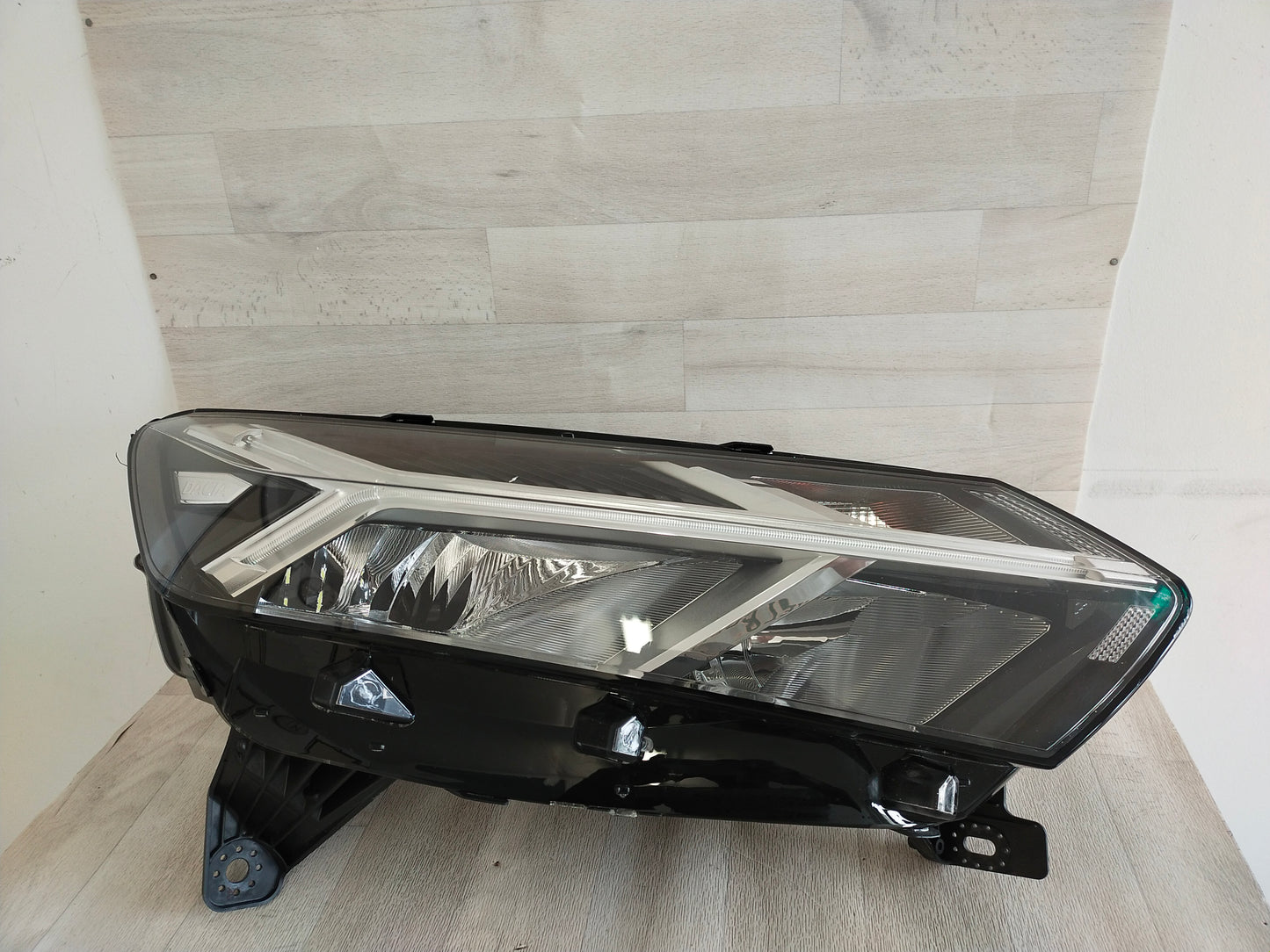 Phare optique LED droit Dacia Sandero LOGAN réf 260102586R