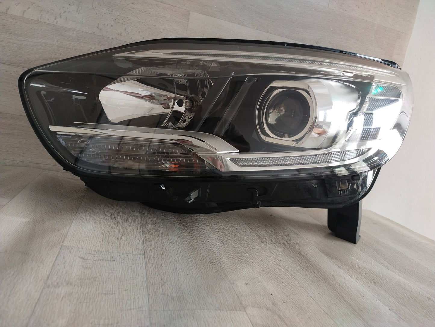 Phare optique gauche Renault Scenic 4  réf 260607230R