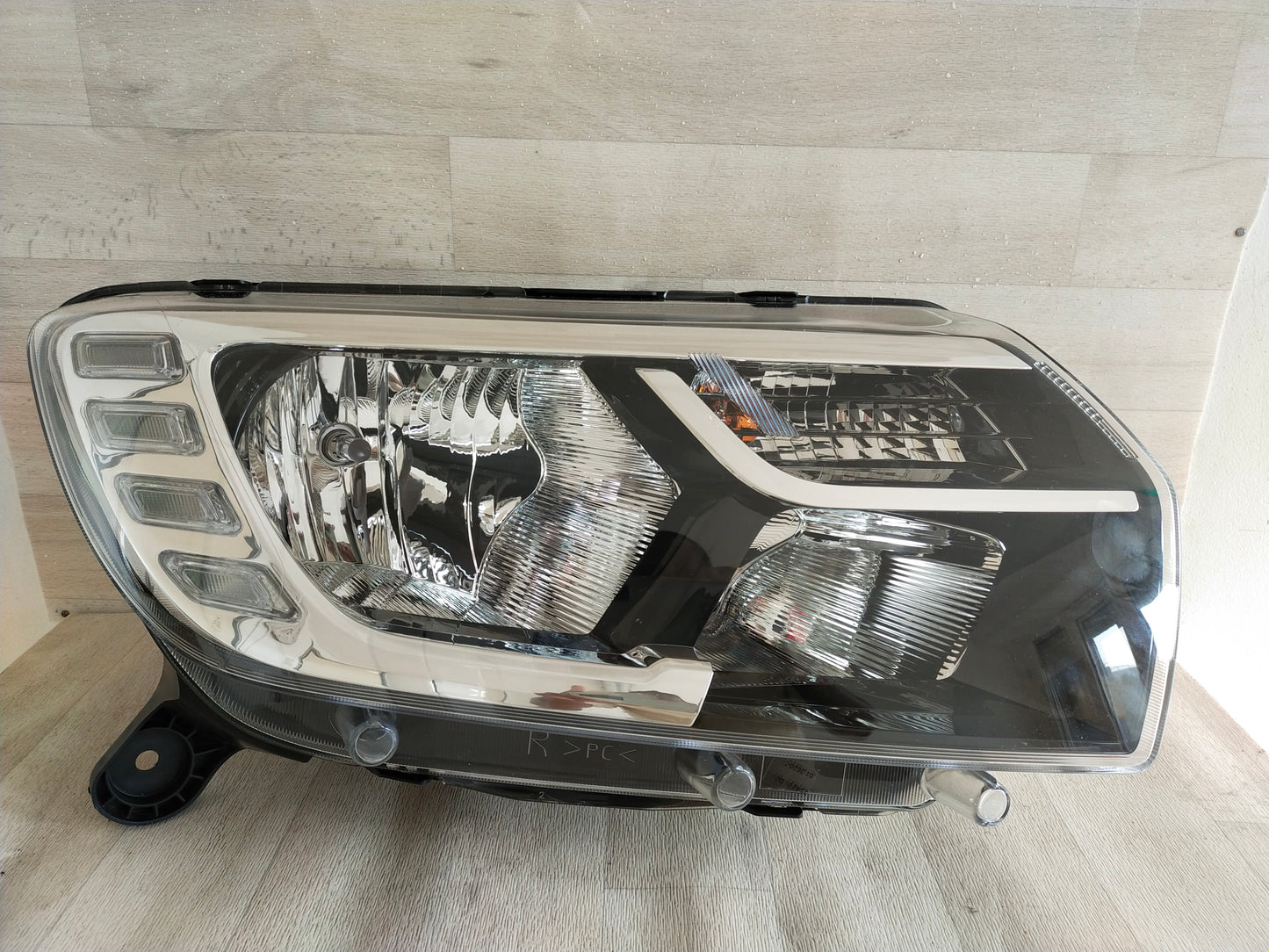 Phare optique droit Dacia Duster réf 260108435R