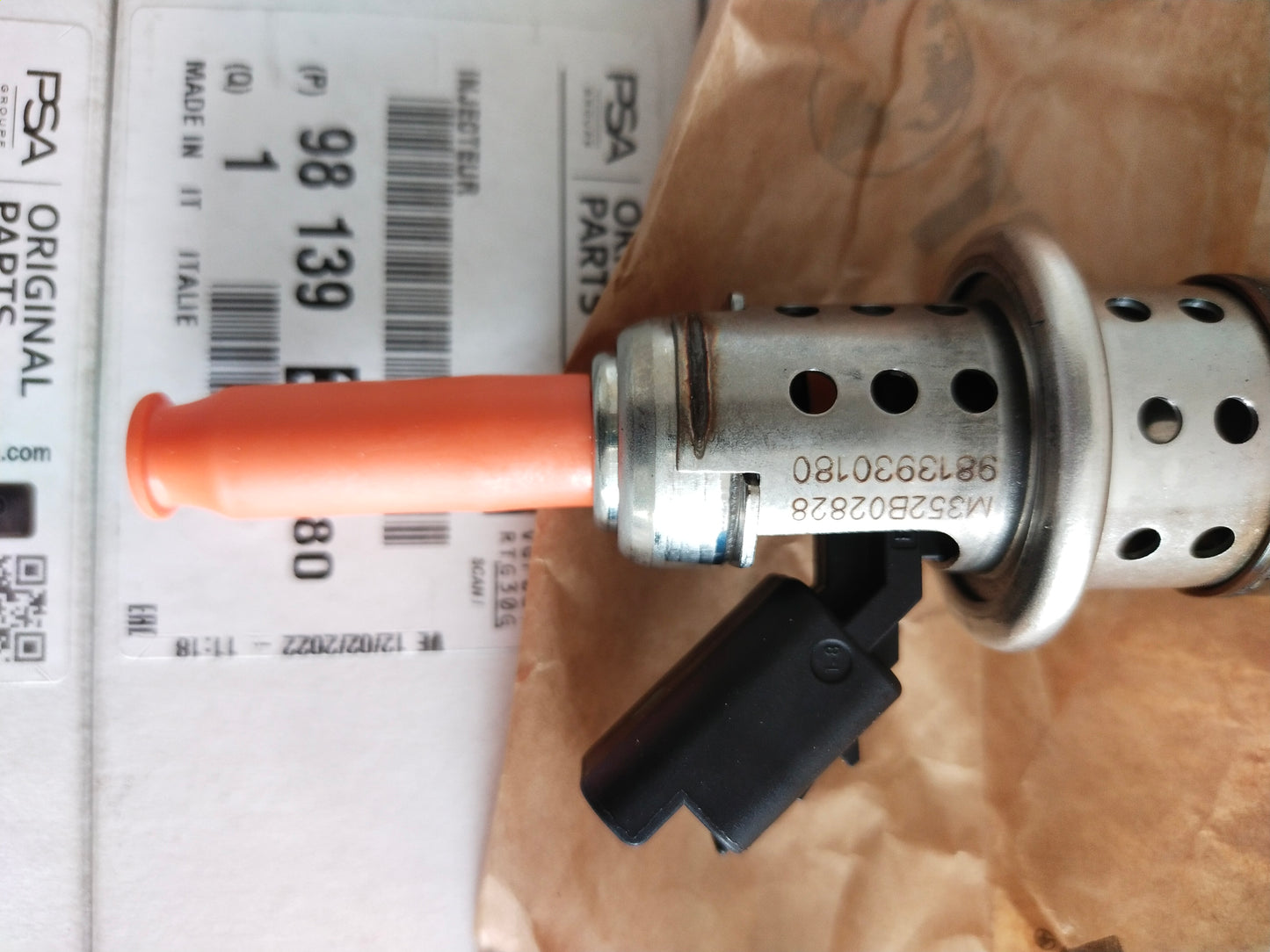 Injecteur Adblue PEUGEOT CITROEN 1.5 HDI  réf 9813930180